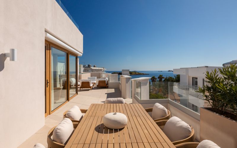 EXCLUSIVO ÁTICO CON PISCINA PRIVADA CON VISTAS AL MAR EN PLAYA D´EN BOSSA