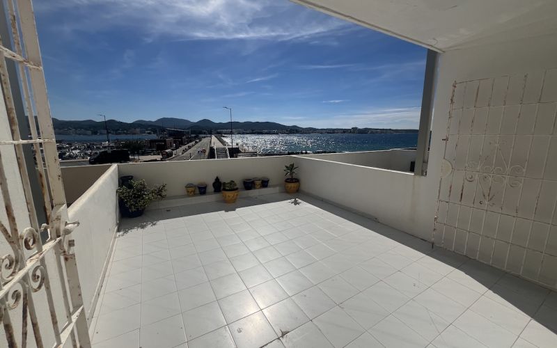 APARTAMENTO CON TERRAZA GRANDE Y ESPECTACULARES VISTAS AL MAR