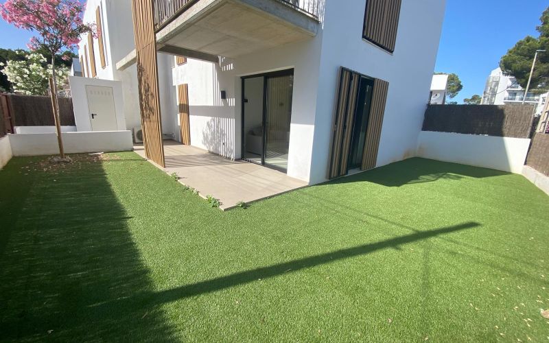 ESPECTACULAR PLANTA BAJA  DE 2 HABITACIONES A ESTRENAR CON GRAN JARDÍN CERCA DE LA PLAYA