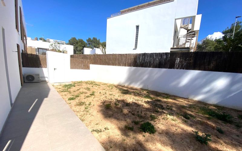 PLANTA BAJA  A ESTRENAR MUY CERCA  DE LA PLAYA