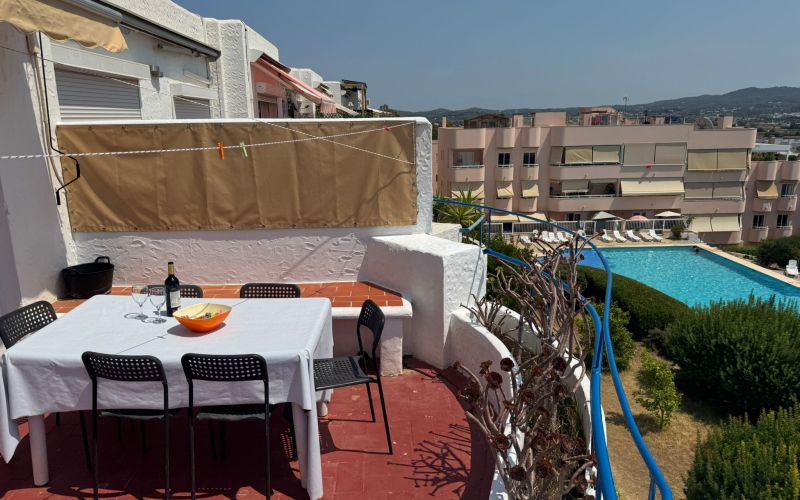 ÁTICO DE 2 HABITACIONES CON TERRAZA GRANDE Y BONITAS VISTAS, CON PISCINA