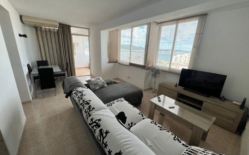 APARTAMENTO EN 10 PLANTA CON ESPECTACULARES VISTAS AL MAR Y PISCINA COMUNITARIA