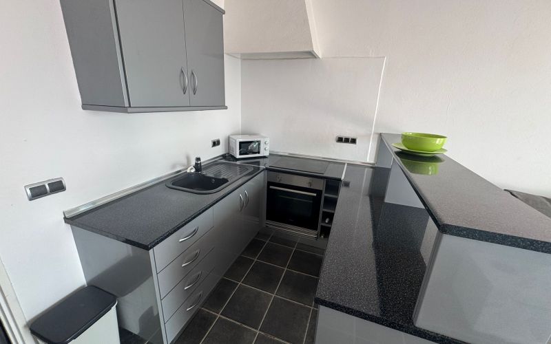 ÁTICO DE 2 HABITACIONES CON TERRAZA GRANDE Y BONITAS VISTAS, CON PISCINA