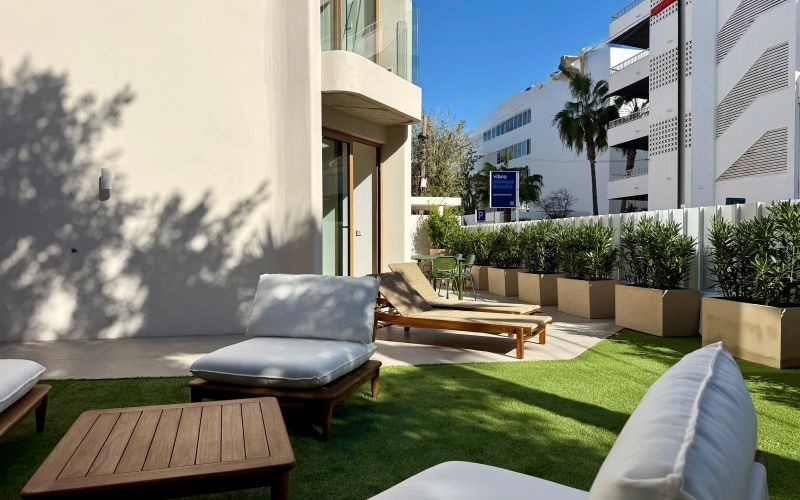 PLANTA BAJA DE 2 HABITACIONES CON 81M2 DE JARDÍN Y TERRAZA CON PARKIG Y TRASTERO