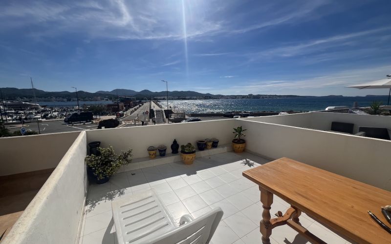 APARTAMENTO CON TERRAZA GRANDE Y ESPECTACULARES VISTAS AL MAR