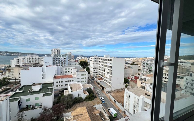 APARTAMENTO EN 10 PLANTA CON ESPECTACULARES VISTAS AL MAR Y PISCINA COMUNITARIA